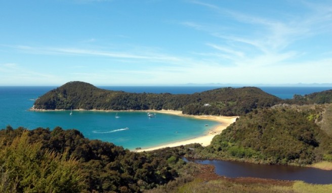 Besonders beliebt sind Reit- und Kanuausflüge am Golden Bay.